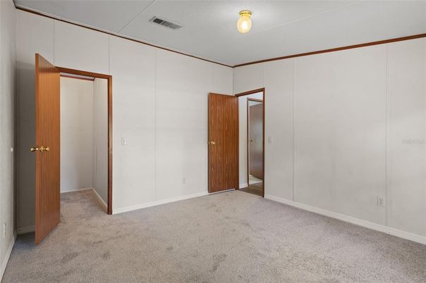 Empty room, Interior