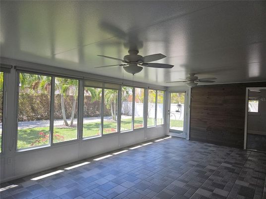 Empty room, Interior, Sun Room, Wooden Walls