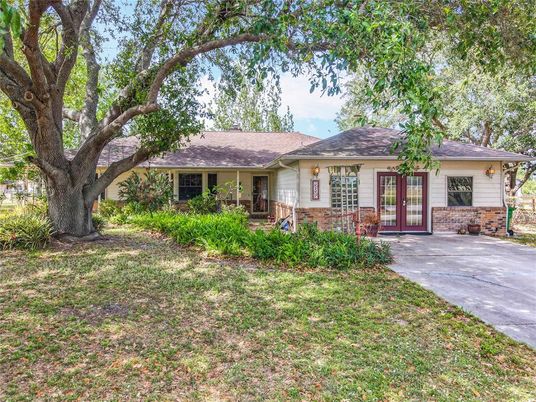 Backyard, Exterior, Facade, Brick Facade, Ranch