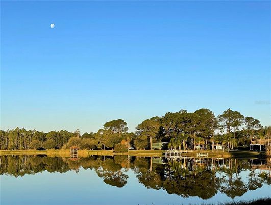 Exterior, Lake