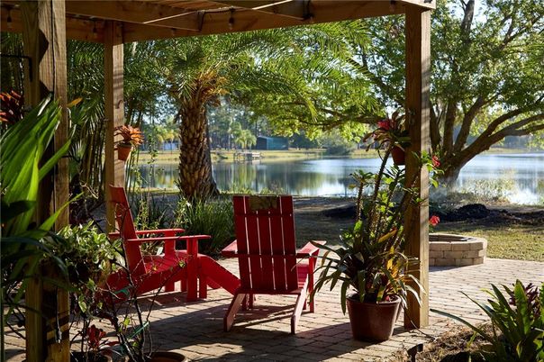 Exterior, Lake
