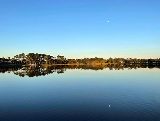 Exterior, Lake