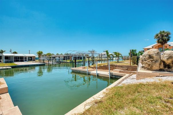 Exterior, Lake