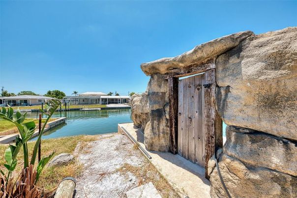 Exterior, Lake