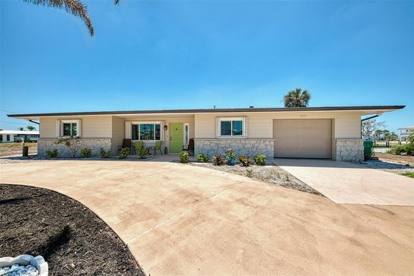 Attached, Exterior, Facade, Ranch