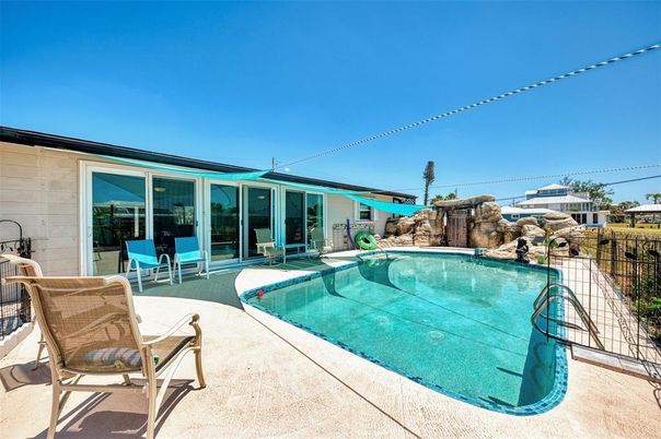 Exterior, Pool
