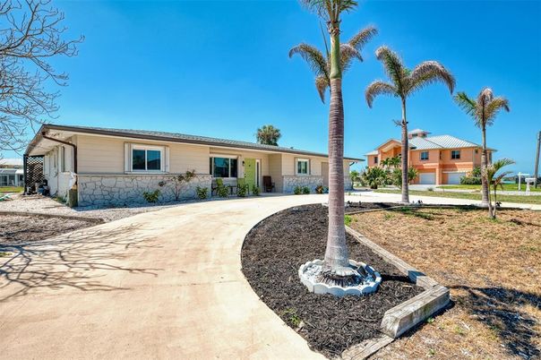 Backyard, Exterior, Facade, Ranch
