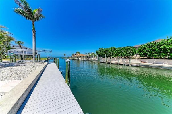 Exterior, Lake