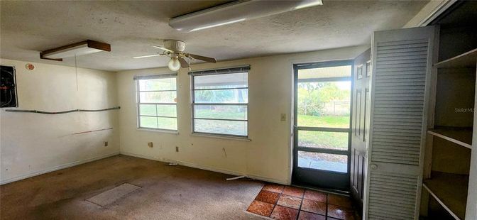 Empty room, Interior