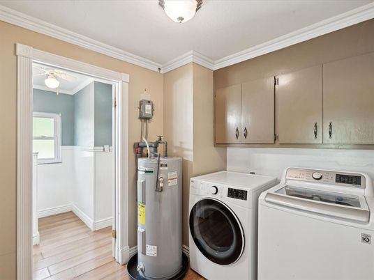 Interior, Washer, Wood Texture Flooring