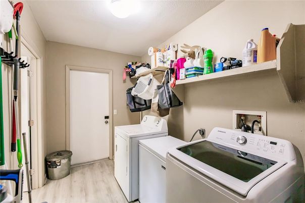Interior, Washer, Wood Texture Flooring