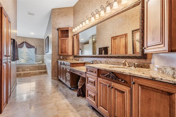 Bathroom, Dual Sink Vanities, Interior, Recessed Lighting