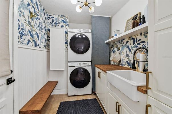 Interior, Utility Closets, Washer, Wood Texture Flooring