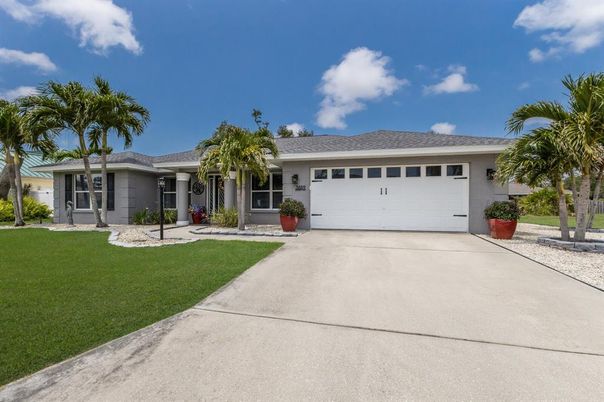 Attached, Exterior, Facade, Ranch