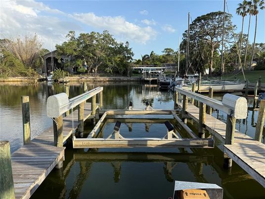 Exterior, Lake