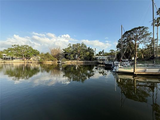 Exterior, Lake