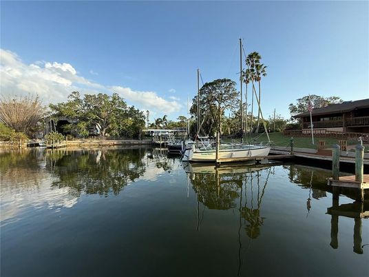 Exterior, Lake