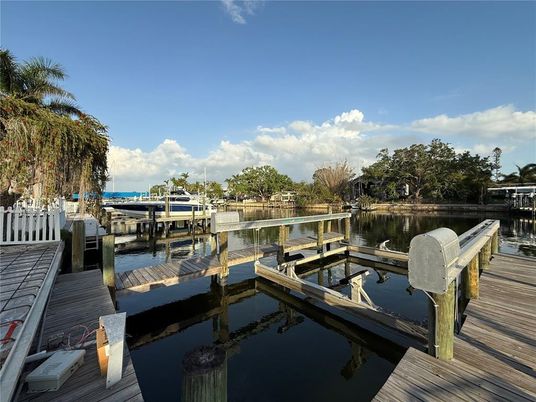 Exterior, Lake