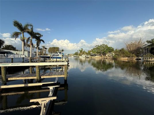 Exterior, Lake