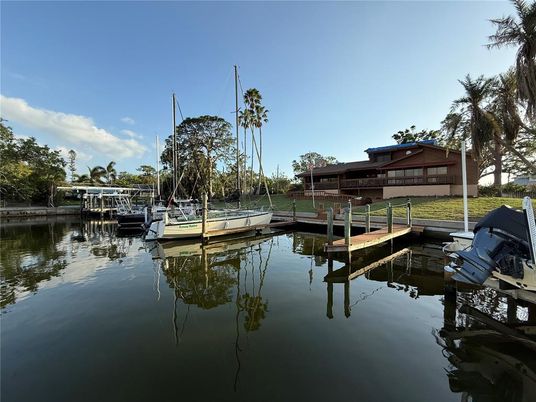 Exterior, Lake