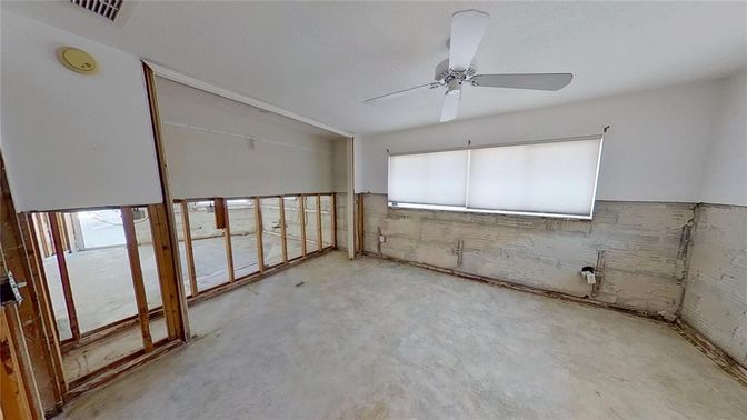 Empty room, Interior