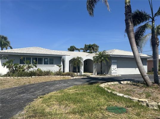 Attached, Exterior, Facade, Ranch