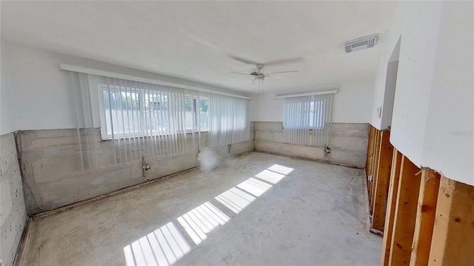 Empty room, Interior