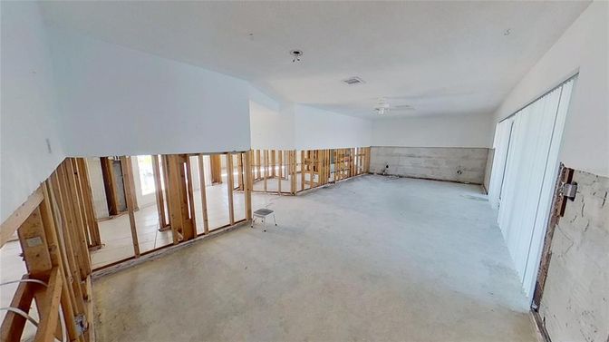 Empty room, Interior