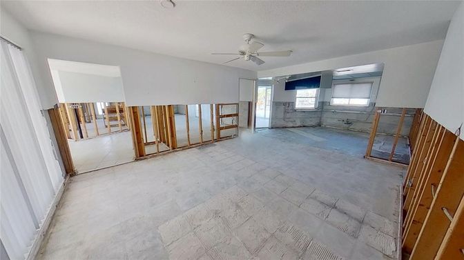 Empty room, Interior