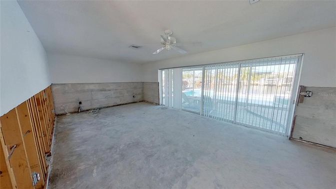 Empty room, Interior