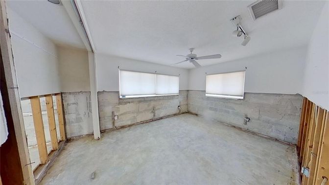 Empty room, Interior