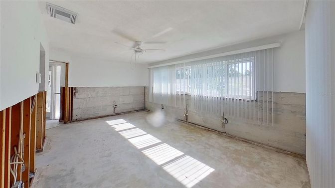 Empty room, Interior