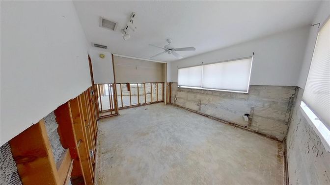 Empty room, Interior