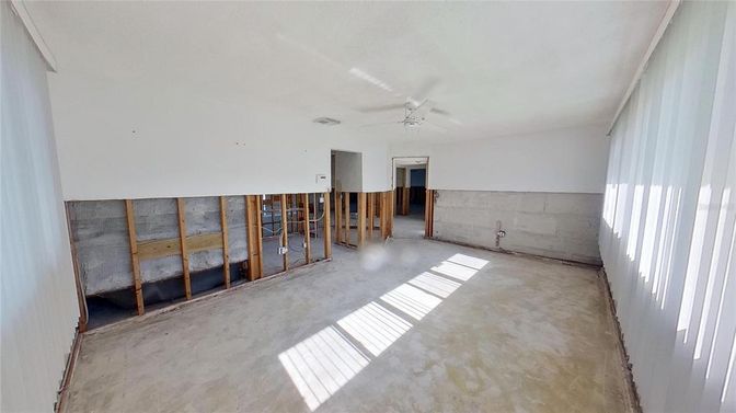 Empty room, Interior