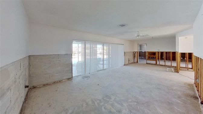 Empty room, Interior