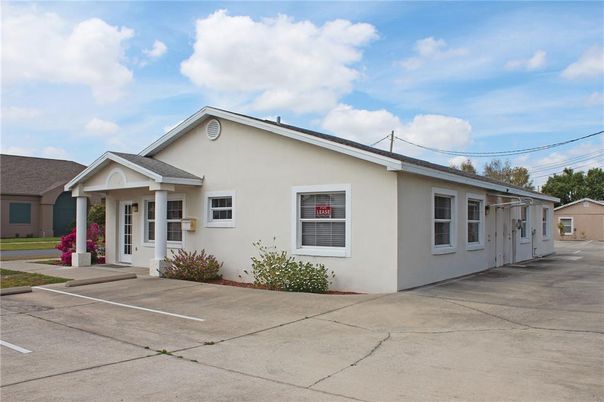 Exterior, Facade, Ranch