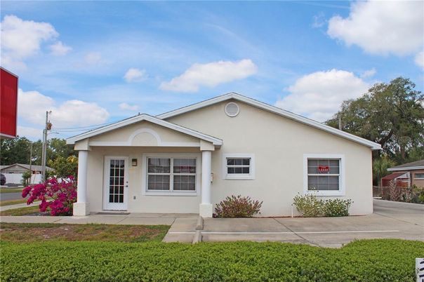 Exterior, Facade, Ranch