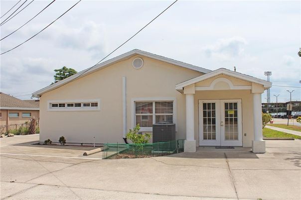 Attached, Exterior, Facade, Ranch