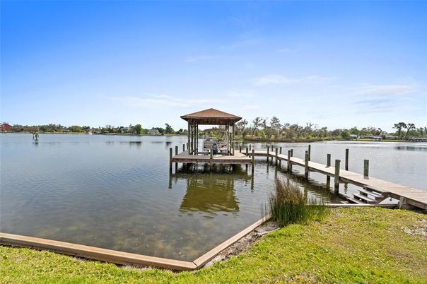 Exterior, Lake