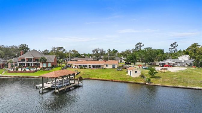 Exterior, Lake