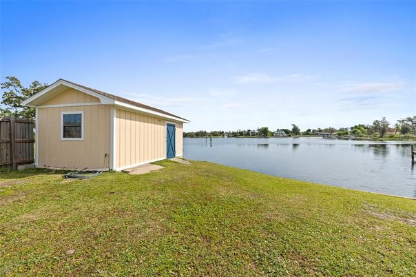 Exterior, Lake