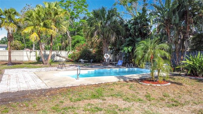 Exterior, Pool