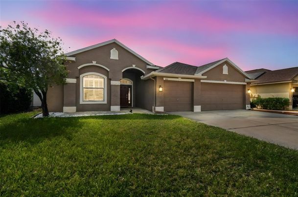 Attached, Exterior, Facade, Ranch
