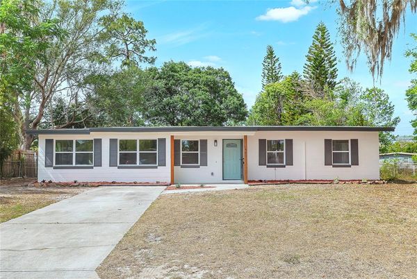 Exterior, Facade, Ranch