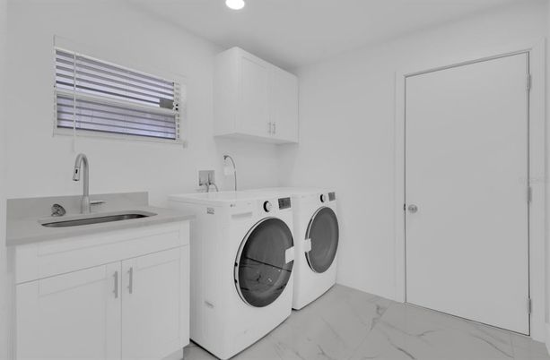 Interior, Marble, Recessed Lighting, Washer