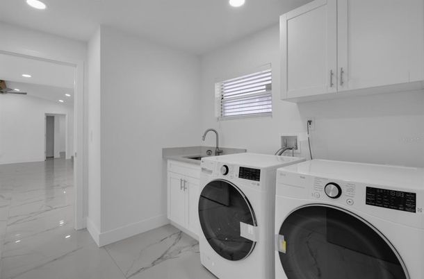 Interior, Marble, Recessed Lighting, Washer
