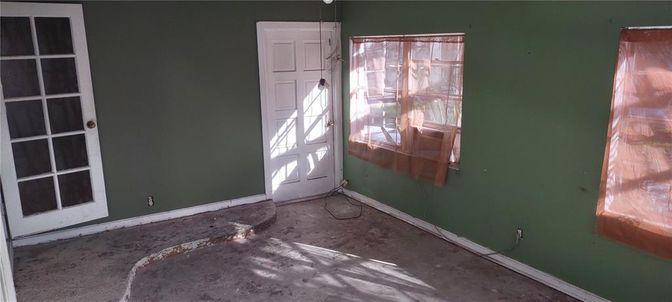 Empty room, Interior