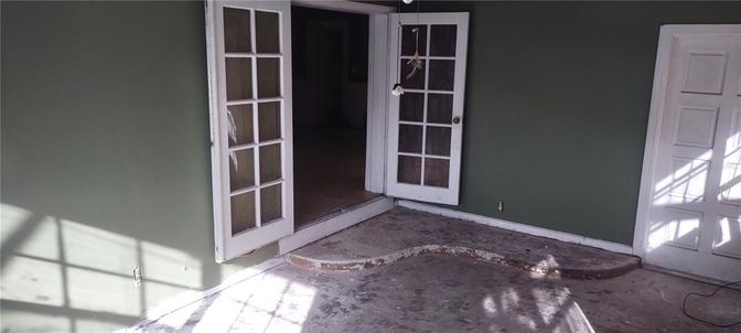 Empty room, Interior