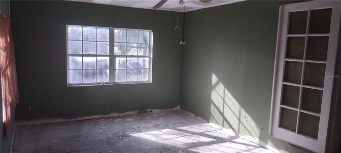 Empty room, Interior