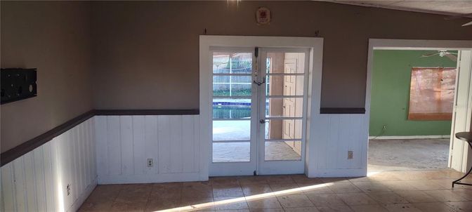 Empty room, Interior